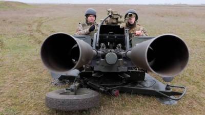 Украинские военные проводят учения на границе с Крымом
