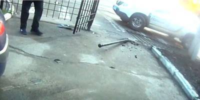 Пьяный водитель снес ворота райуправления полиции в Сумах — видео