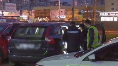 Требовал 5 тысяч долларов: в Киеве мужчина захватил авто с женщиной и дочерью – фото