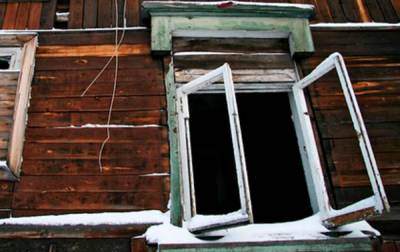 В Петрозаводске 87-летняя женщина выпала из окна