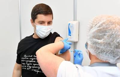 Губернатор Артюхов, переболевший COVID-19 и выработавший антитела, прошел вакцинацию