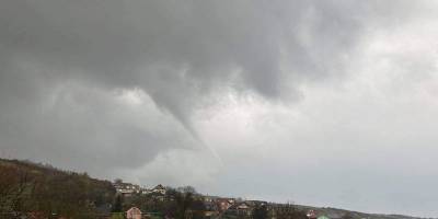 В словацкой деревне Плоске близ Ужгорода заметили торнадо - фото непогоды в Орташе - ТЕЛЕГРАФ
