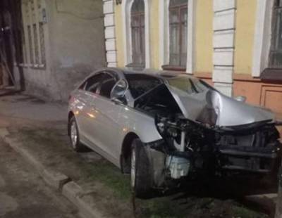 В Харькове автомобиль на полном ходу вылетел на тротуар, кадры ДТП: есть пострадавшие