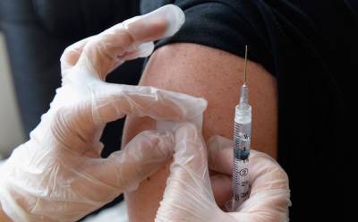 Из-за нехватки вакцин украинцев будут прививать двумя разными препаратами