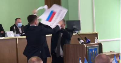 Депутата ОПЗЖ в Херсоне объявили "пособником оккупантов": хотели повесить на него плакат (ВИДЕО)