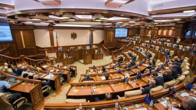 Молдавский парламент вступил в конфронтацию с Конституционным судом