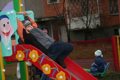 Более 100 детских площадок снесут в Пскове