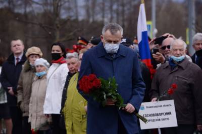 Александр Дрозденко возложил цветы в Сквере ликвидаторов ядерных аварий в Сосновом Бору