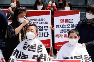 Корейские студенты бреют головы в знак протеста против намерения слить «ядерную воду» в океан