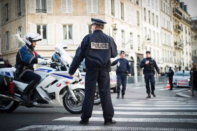 Вооруженный ножом мужчина напал на полицейского в пригороде Парижа