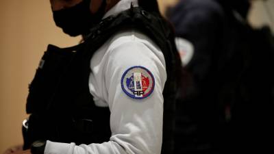 Напавший на сотрудницу полиции во Франции умер от ранений при задержании