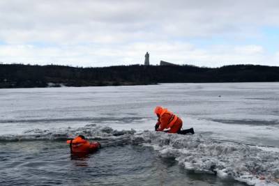Тренировку по спасению людей, провалившихся под лед, провели в Мурманске