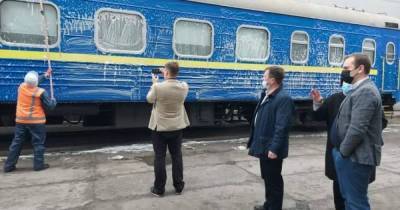 Иностранцу, который мыл грязные окно своего вагона, "Укрзалізниця" устроила показательный мастер-класс