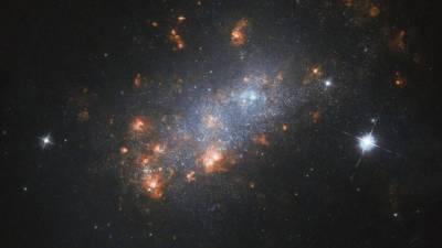 Галактику из древней Вселенной нашли благодаря гравитационной линзе