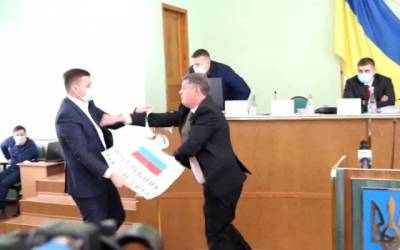 В Херсоне депутаты подрались из-за российского флага