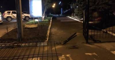 В Сумах пьяный водитель протаранил забор отдела полиции