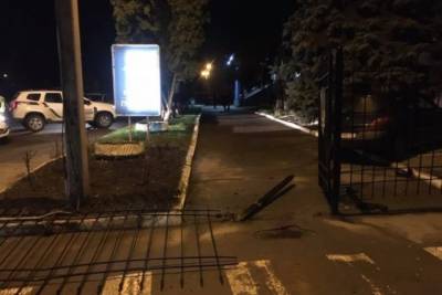 Пьяный водитель снес ворота возле отделения полиции в Сумах