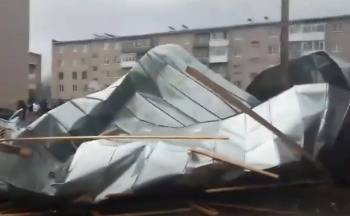 В Шексне снесло крышу многоквартирному дому на улице Труда