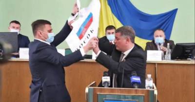 В Херсонском облсовете подрались депутаты из-за плаката с флагом России (видео)