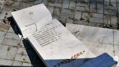 Неизвестные разгромили памятник героям ВОВ в Томской области