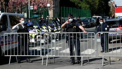Вооружённый ножом террорист напал на сотрудницу полиции в пригороде Парижа