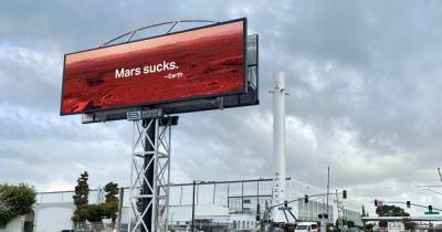 "Марс - отстой": возле штаб-квартиры SpaceX появился курьезный билборд (фото)