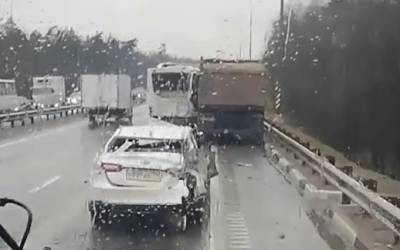 Выжили чудом: грузовик на шоссе снес семь автомобилей (видео)