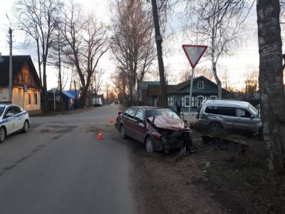 В Тверской области водитель внедорожника спровоцировал ДТП с пострадавшим