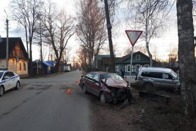 В Тверской области водитель кроссовера подрезал легковушку