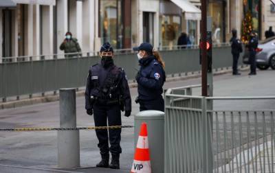 Под Парижем мужчина напал с ножом на полицейского. Власти заявили о теракте