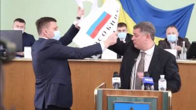 В Херсоне депутаты горсовета подрались из-за российского флага и...