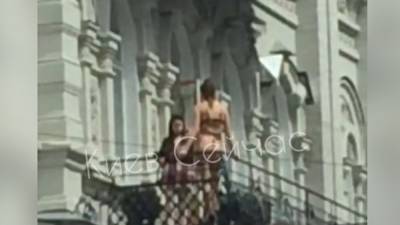 Снова голые на балконе: в центре Киеве девушки устроили фотосессию – видео