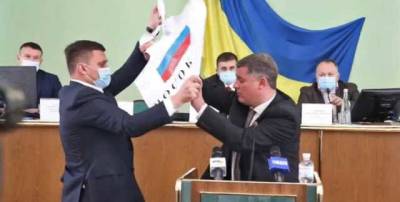 В Херсонском облсовете подрались депутаты из-за плаката с флагом России