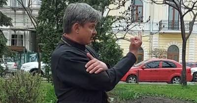 В центре Киева задержали пьяного священника, который бросался на прохожих (видео)