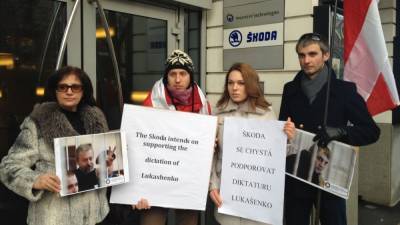 Власти Беларуси запретили ввоз продукции "Шкоды" и "Нивеа"
