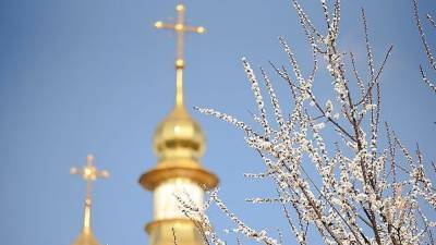 Без целования крестов: в Киеве подробно расписали как церкви должны работать на Пасху