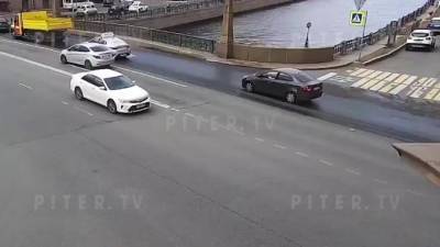 Видео: тройное ДТП у Поцелуева моста