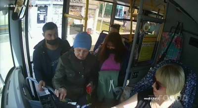 Разыскиваемую пару засекли при краже денег у женщины в автобусе