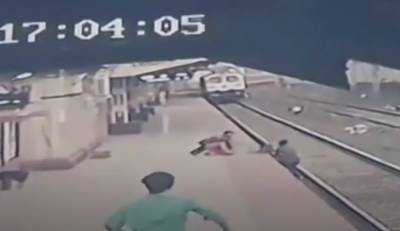 Рискнул жизнью: в Индии мужчина спас ребенка из-под поезда в последний момент – видео