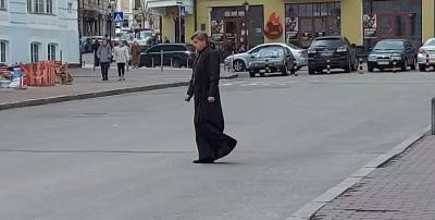В Киеве на Подоле мужчина в рясе священника отличился неадекватным поведением - видео - ТЕЛЕГРАФ