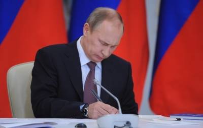 Путин усложнил "недружественным" посольствам набор на работу россиян