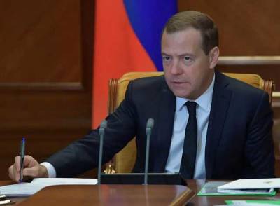 Медведев призвал США разговаривать с Россией, как с СССР