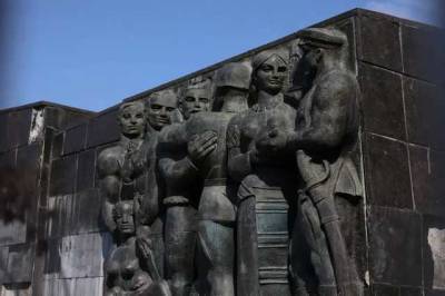 Во Львове начали сносить Монумент Славы. Россия возмущается