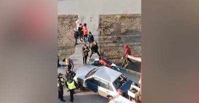 В Барнауле мужчина разбил свою машину, чтобы её не эвакуировали – видео