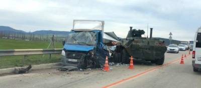 Командование Севастопольского гарнизона проводит проверку по факту столкновения БТР-80 с грузовиком