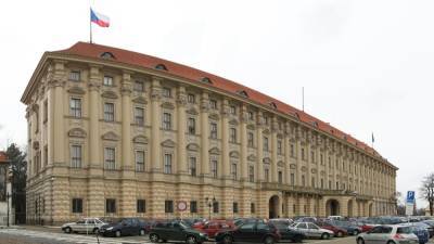 Чехия и Россия оставят в посольствах лишь по 7 дипломатов