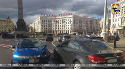 В Минске водитель "Хонда" выехал на "встречку" и столкнулся с "Шевроле"