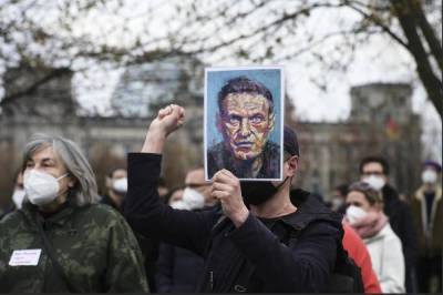 Навальный начал есть – Россия гуляет 10 дней