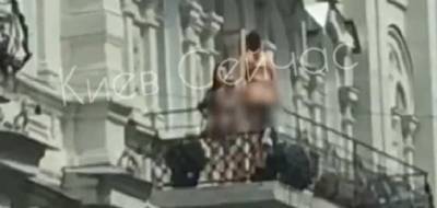В центре Киева полуобнаженные девушки устроили фотосессию на балконе