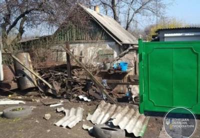 Сепаратисты обстреляли жилые дома на Донбассе (фото)